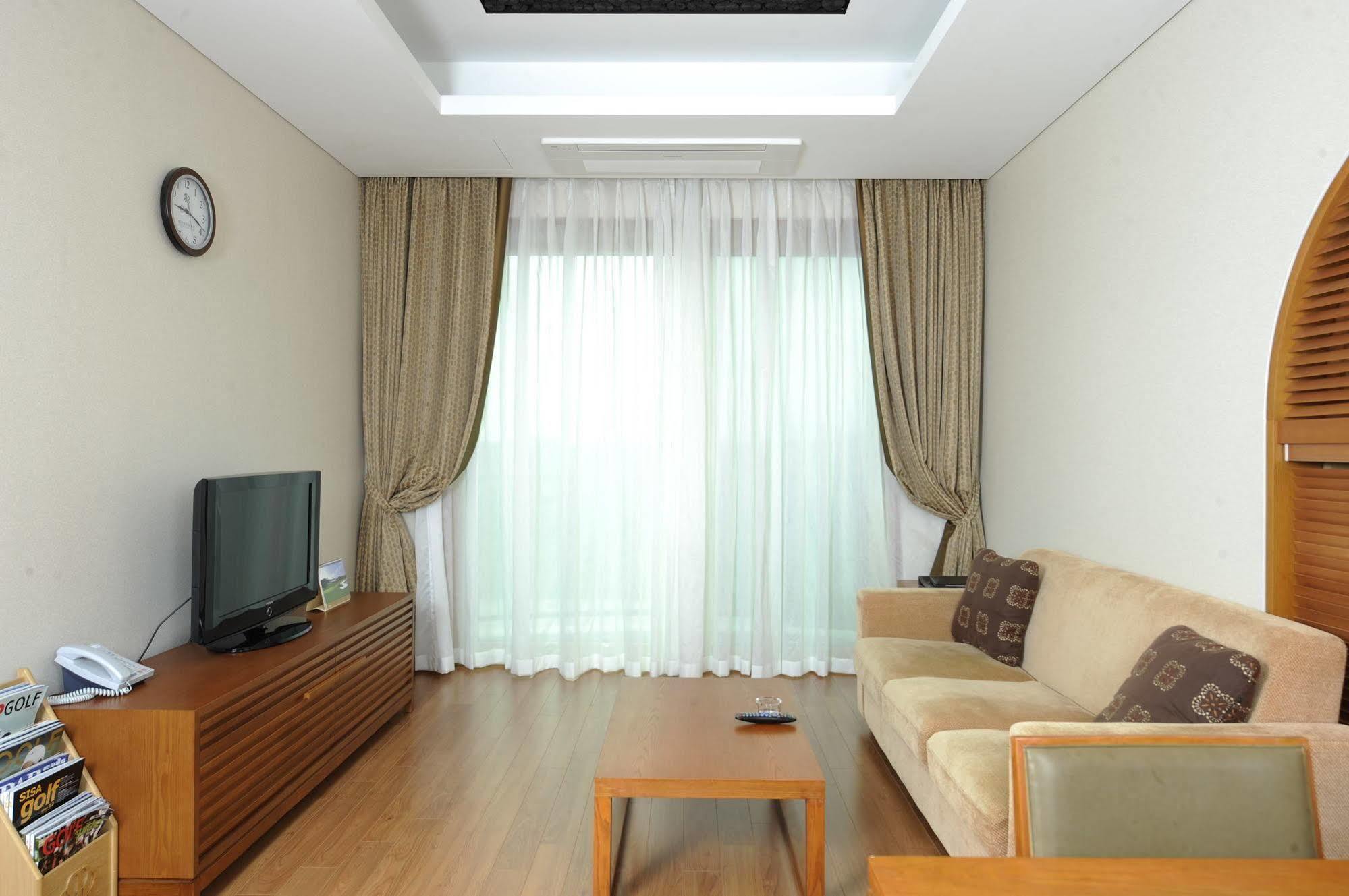 Pineridge Hotel Szokcsho Kültér fotó